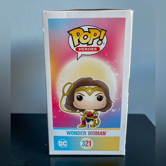 Gal Gadot signed Funko Pop! #321 Wonder Woman with COA - Picture 5 of 8